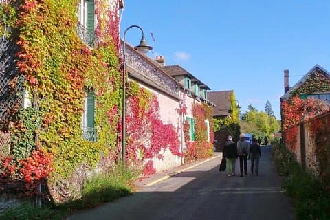 Giverny and Honfleur 9-Hour tour From Paris driver