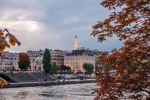 Le Marais and Seine River Dinner Cruise with Hotel pick up in Paris- 6 Hrs
