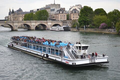Montmartre, Marais, Cruise and La Vallée Village Private Tour