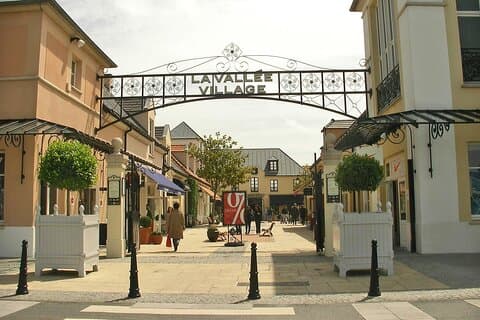Half day private round transfer to La Vallée Village from Paris