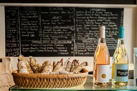 What says Apéro more than Saucissons and Wine?