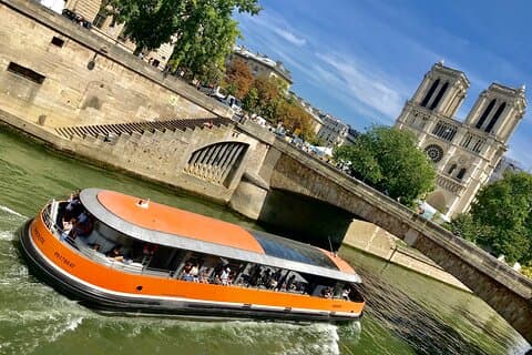 Navigation in the Bras DE la Monnaie 
and view of Notre-Dame