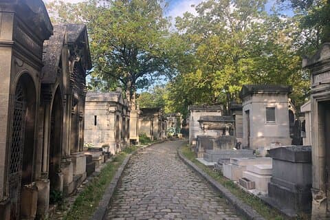 A path in the cemetery full of tranquillity and respect to life and life thereafter, so typical of Père Lachaise Cemetery