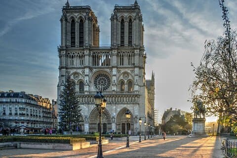 Début du tour, en face de la Cathédrale Notre-Dame de Paris