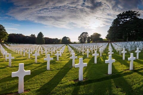 Experience History: Full-Day Tour to the Plage du Débarquement and American cemetery.