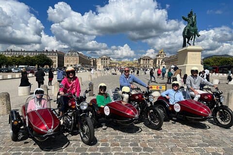 A family discovers the magic of Versailles by sidecar!