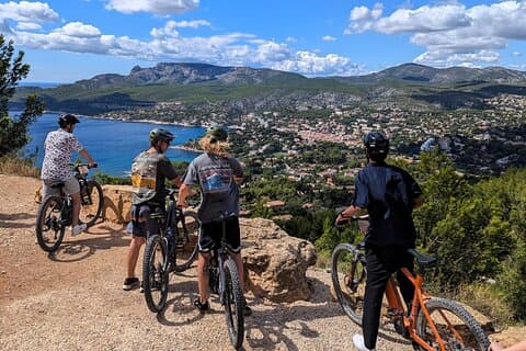 E-bike with friends on the heights of the Village of Cassis
