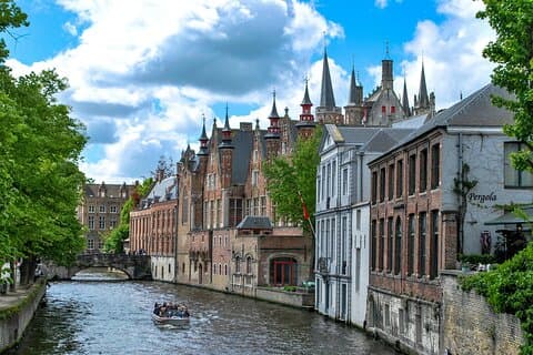 Bruges Guided Day Trip with Canal Cruise Option and Hotel Pickup