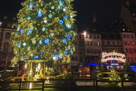 The Grand Sapin DE Noël (approx. 30m) is the symbol DE the magic DE Noël on Place Kléber. This square is also the tomb DE the illustrious General Kléber, whose statue sits proudly EN in its center.
