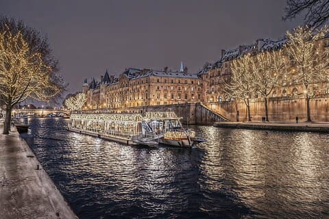 Paris New Year's Eve Sightseeing Cruise by Bateaux Parisiens
