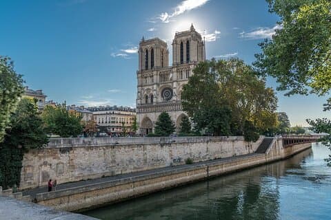 Notre Dame Guided Tour with Scheduled Group Access Option