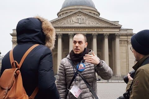 Guide speaking outside the Panthéon