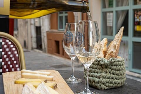 Tasting of 3 local wines accompanied by French cheeses