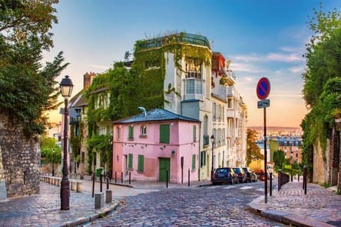 Private Paris 8 Hours City Tour by Minivan with Champagne