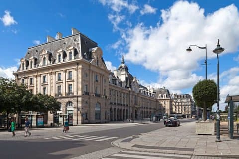 Hello Rennes: Private 2-Hour Intro City Walk with Local Guide