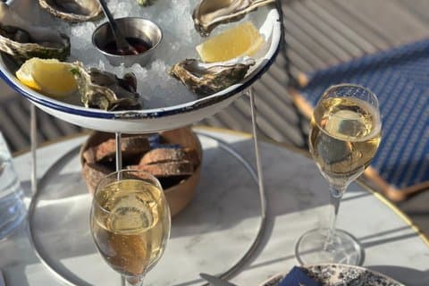 Oyster Wine and Champagne Tasting Tour in Paris
