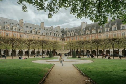Le Marais Small-Group Walking Tour & Wine Tasting by the Seine