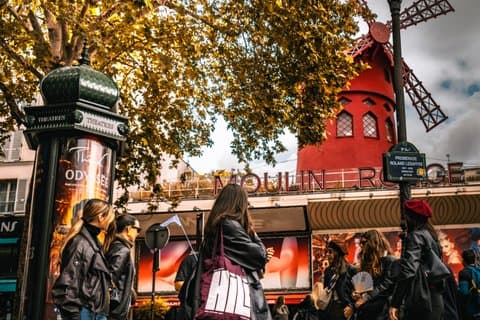 Paris: Montmartre Crime and Food Tasting Walking Tour