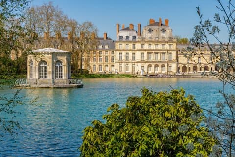 Fontainebleau and Vaux le Vicomte Tour from Paris