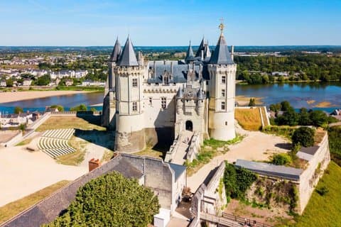 Hello Saumur: Private 2-Hour Intro City Walk with Local Guide
