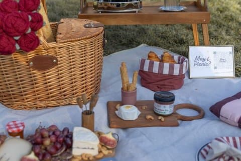 Luxurious French Picnic Experience in Paris