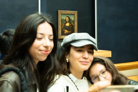 Louvre Museum Semi Private Guided Tour with Scheduled Access