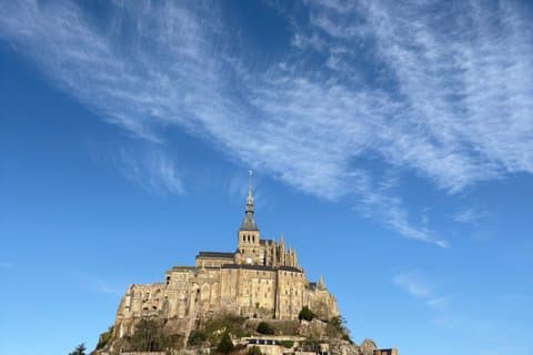 Mont Saint Michel Tour by Vintage Range Rover from Paris