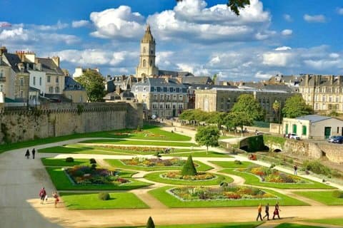 Hello Vannes: Private 2-Hour Intro City Walk with Local Guide