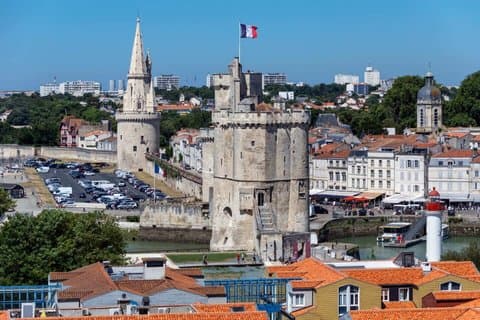 Hello La Rochelle: Private 2-Hour City Walk with Local Guide