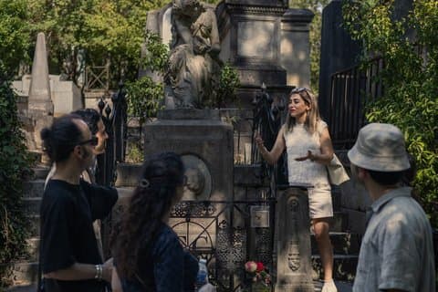 Paris: Pere Lachaise Cemetery Famous Graves and Ghosts Tour