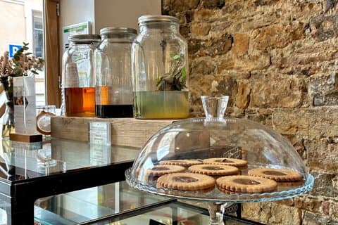 Lyon Private Pastry Tour Through Old Town and Traboules