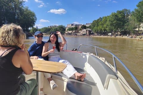 Your Private boat Captain Guide Explore Historical Paris