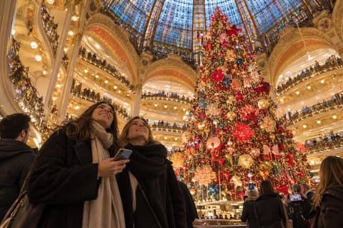 Paris Christmas Magic Private Tour with Lights and Hot Chocolate