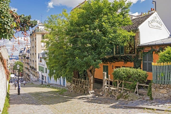 Family Treasure Hunt in Montmartre