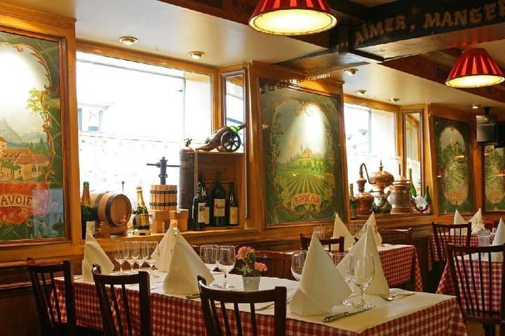 Private Tour: Montmartre Walking Tour, Dinner and Au Lapin Agile Cabaret