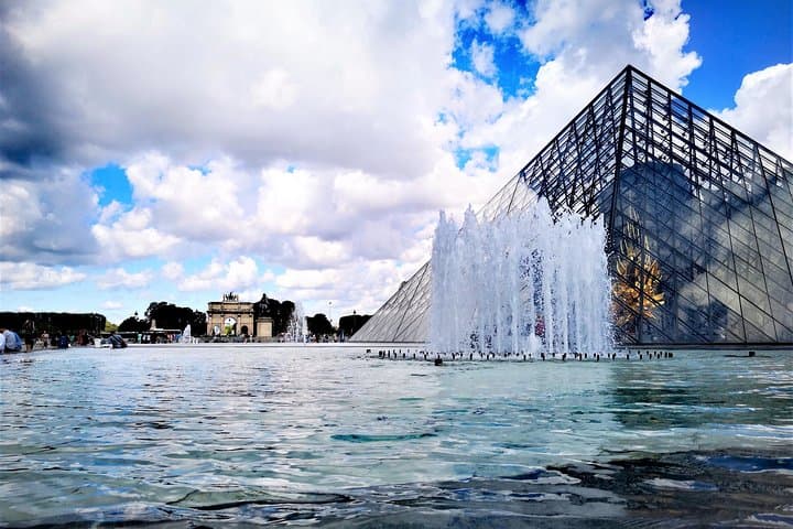Paris Private Tour with Seine River Cruise