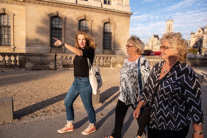 Valentine guiding a private tour in the courtyard of the Louvre Museum ©My Private Paris