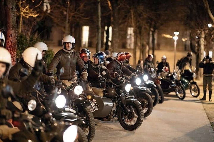 Gentleman Sider by night with a group