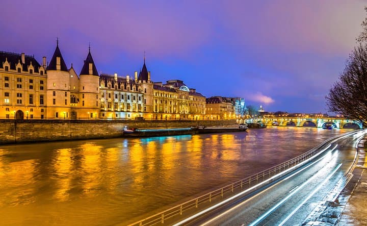Eiffel Tower and City Tour by Bus with Seine River Cruise Option