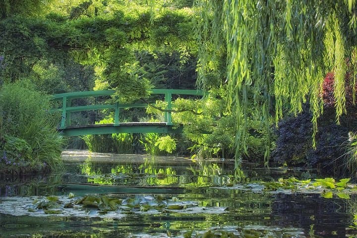 Giverny & Auvers Private Tour "On the road of Impressionists"