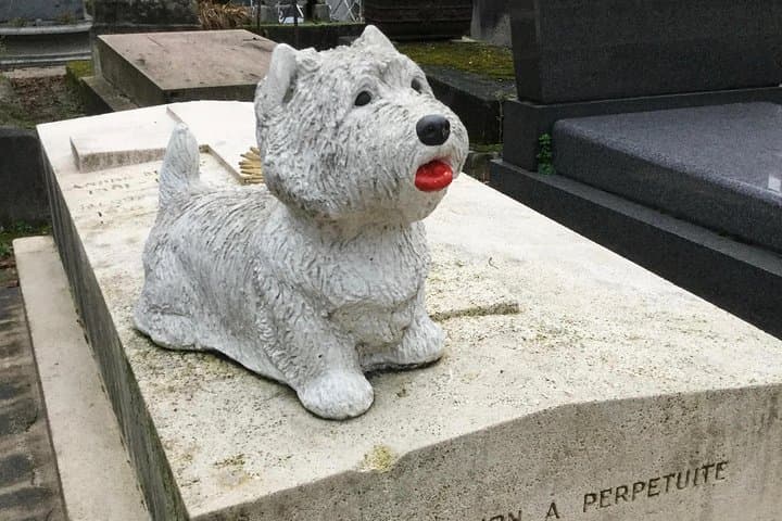 Companion to grave in PÃre Lachaise