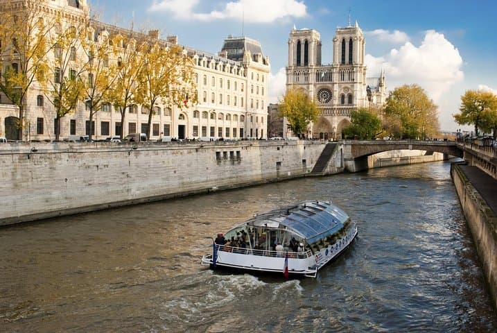 Paris Tour with Lunch at the Eiffel Tower and Seine River Cruise