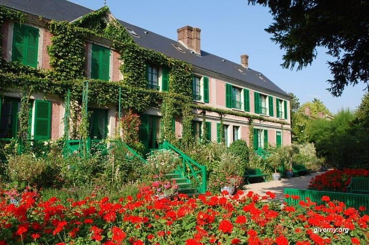 Giverny and Versailles Full Day Private Guided Tour with Hotel Pickup