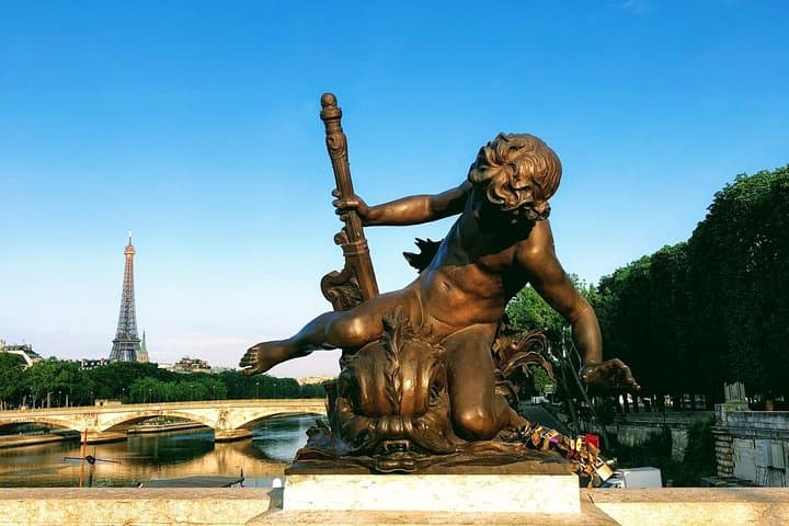 Paris City Tour with Portuguese speaking driver guide