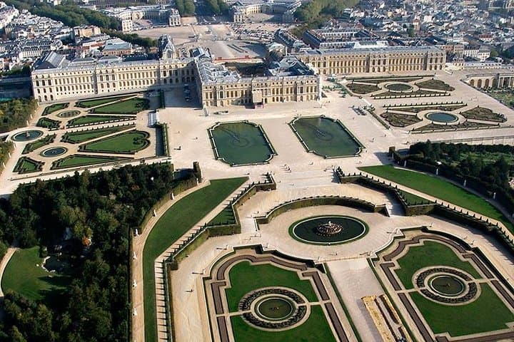 Visit of Versailles with guide-driver speaking Portuguese