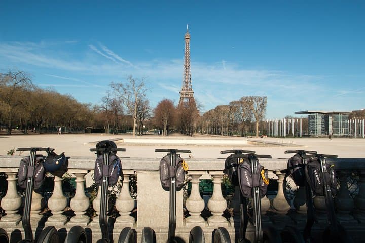 This tour allows you to easily and quickly see the Eiffet Tower and a dozen must-see monuments of Paris.