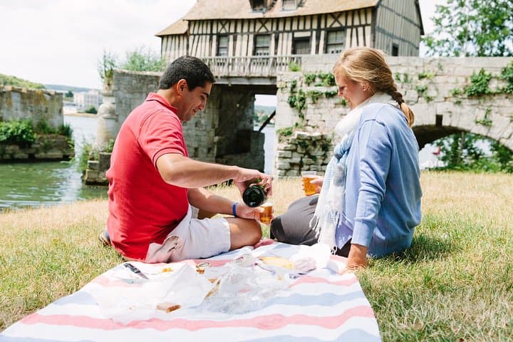 From Paris: Monet Gardens & Giverny Bike Tour with Picnic Stop