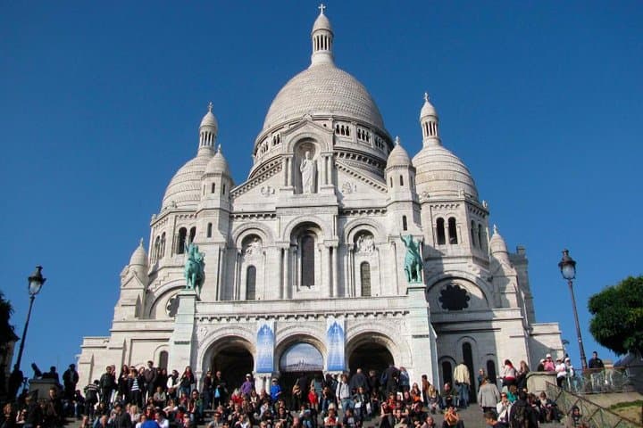 Unusual walking tour of Montmartre and local wine tasting - 2H