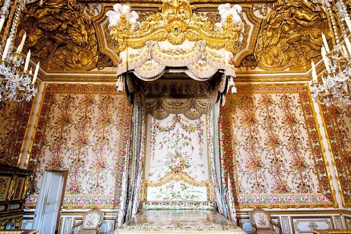 Versailles Palace & Marie-Antoinette's Estate Private Guided Tour