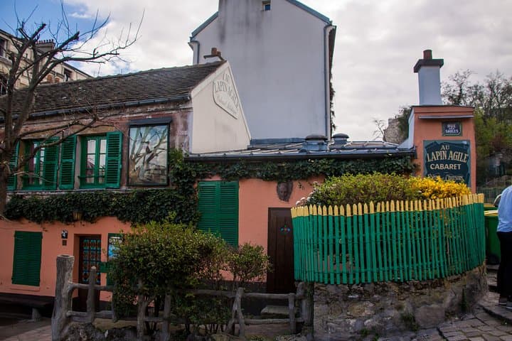 Private Tour: Montmartre Walking Tour, Dinner and Au Lapin Agile Cabaret